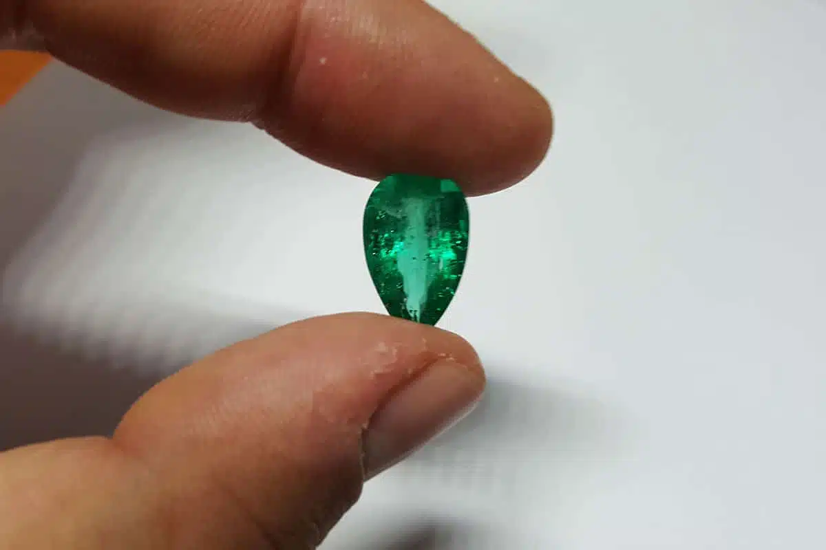 Emeraude, Jade, Péridot Zoom sur les pierres précieuses vertes et leurs vertus