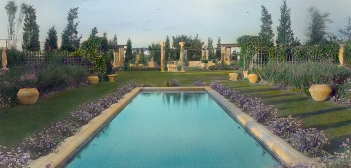 une piscine dans un grand jardin