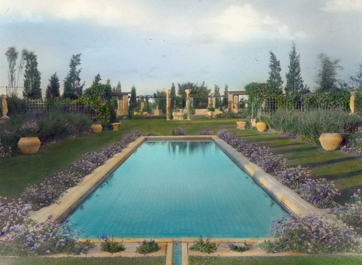 une piscine dans un grand jardin